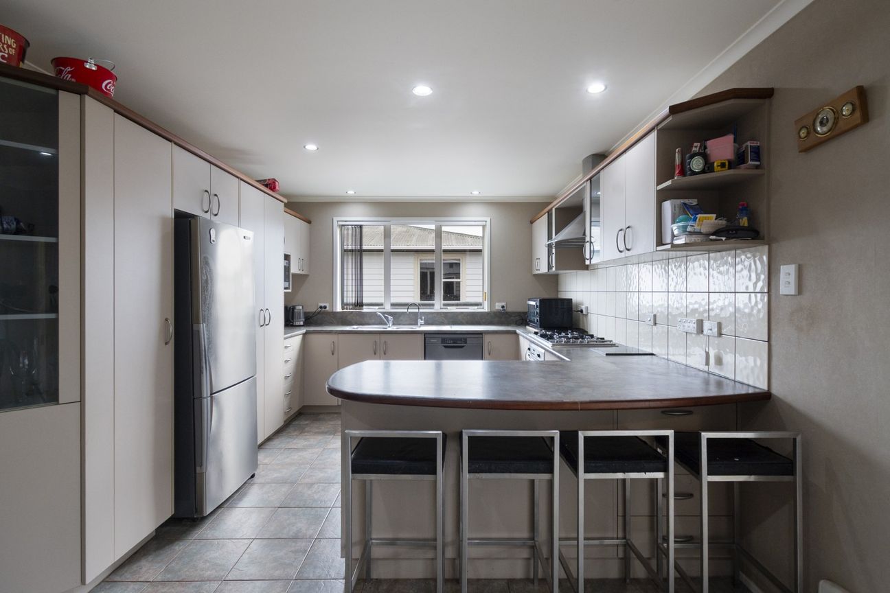 Great house, sleepout and great garaging! - Vista 2