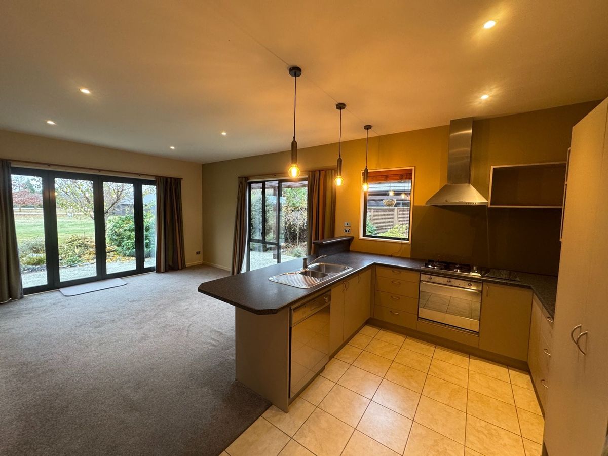 Spacious home on Villa Lane - Ansicht 3