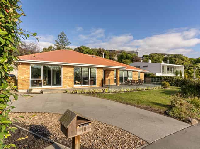 18 St Andrews Hill Road, Mount Pleasant