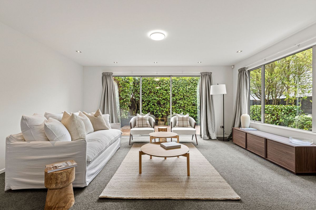 Executive Rare Townhouse with Double Garage - Ansicht 3