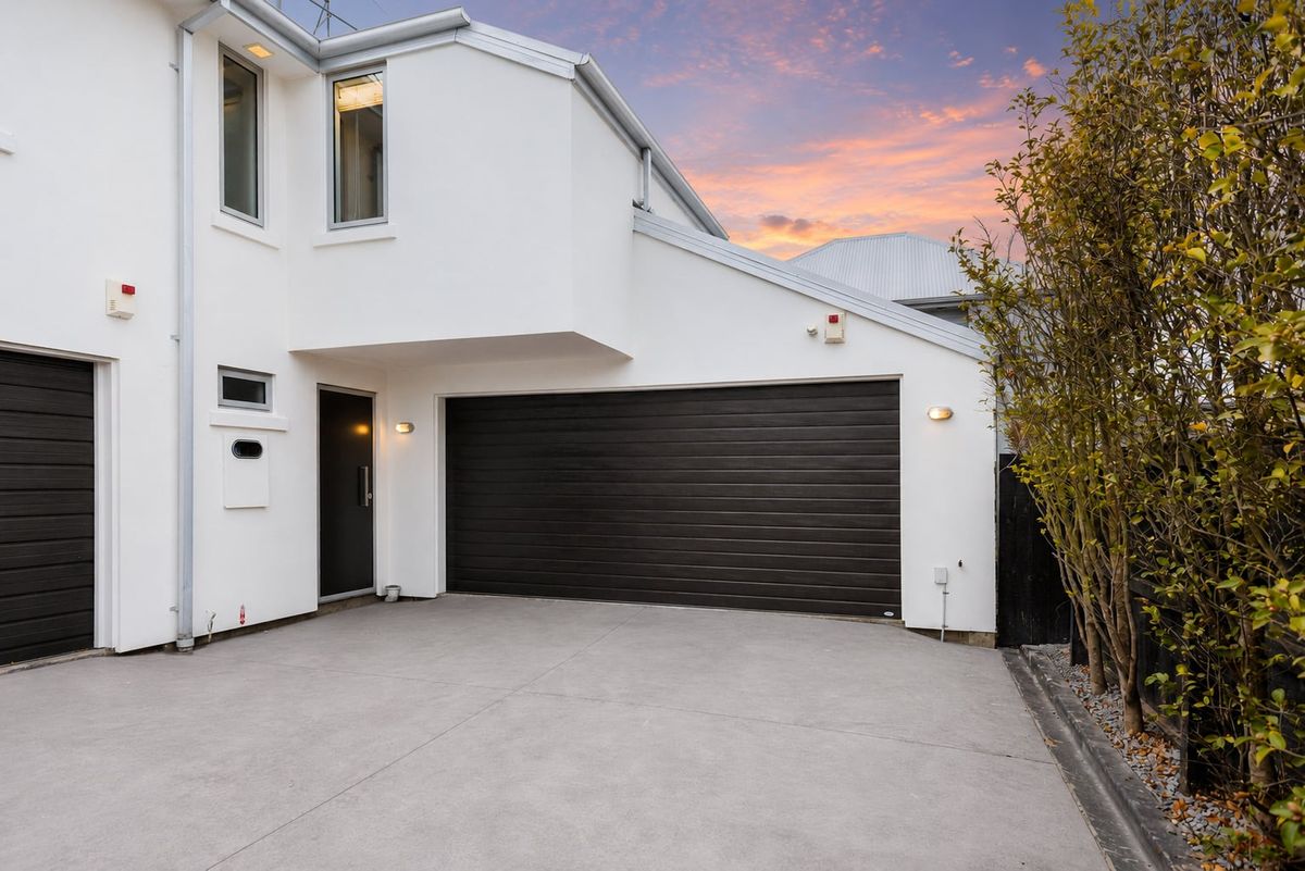 Executive Rare Townhouse with Double Garage - Ansicht 2
