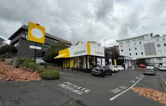 HIGH-PROFILE SHOWROOM AND STORAGE
