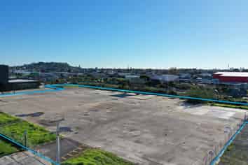 Large Central Yard – 9,000m²