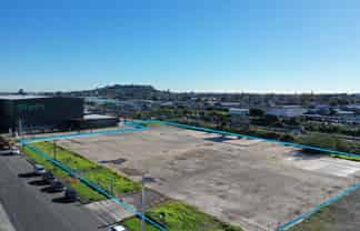 Large Central Yard – 9,000m²