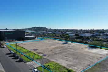 Large Central Yard – 9,000m²