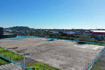 Large Central Yard – 9,000m²