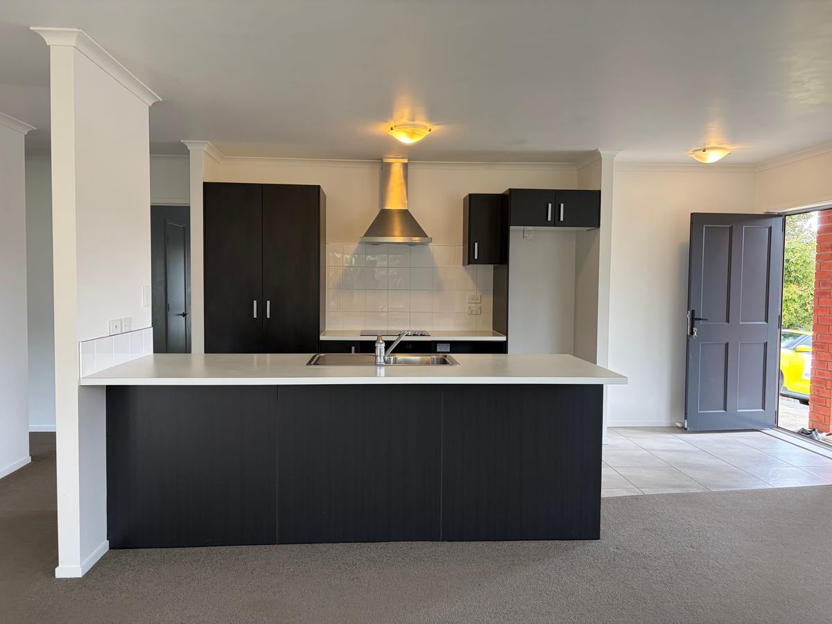 Modern Brick & Tile Home in Peaceful Cul-de-Sac - Ansicht 4