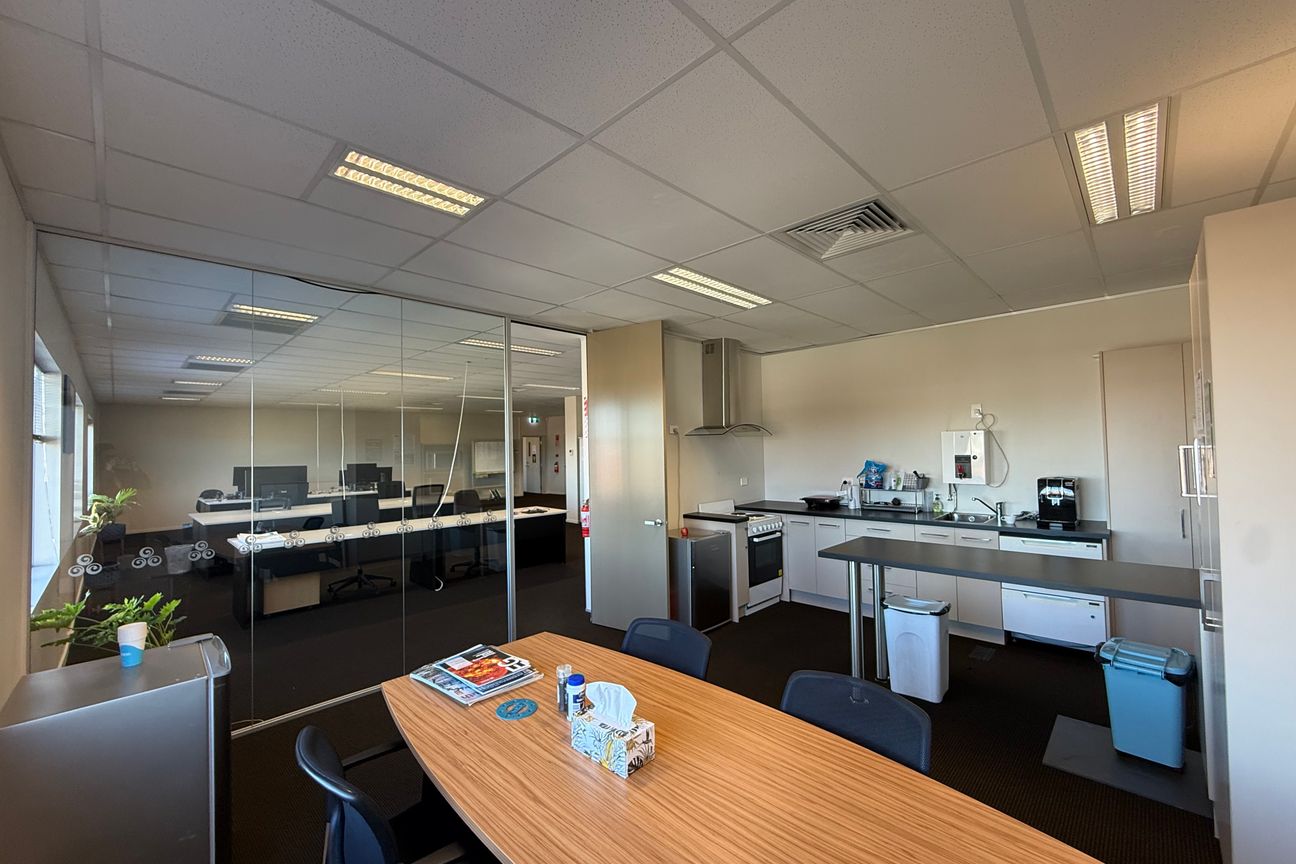 Office/Showroom Space with Everything You Need - Meer