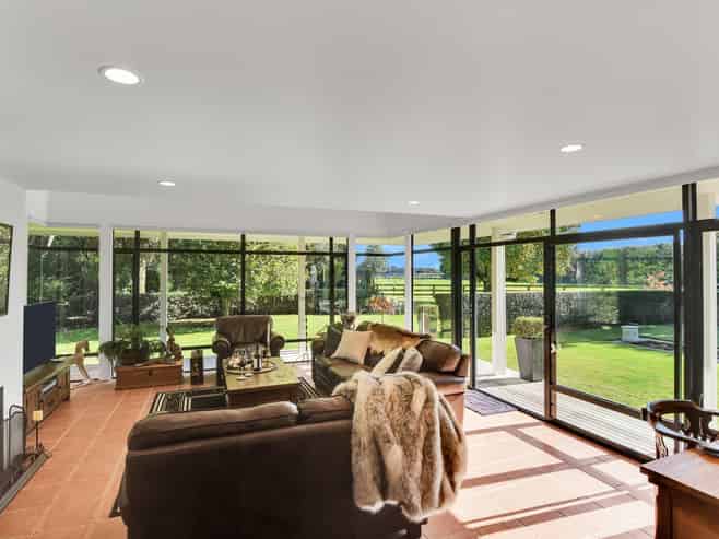 19 Western Line, Westmere