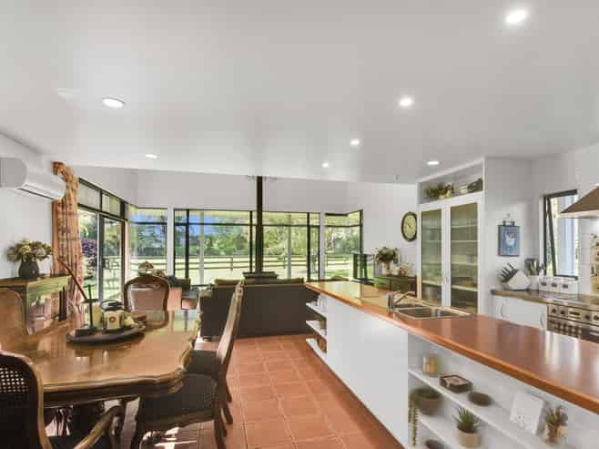 19 Western Line, Westmere