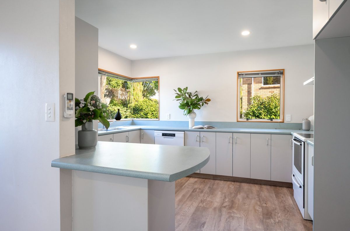 Sunny with Views, Superb Location, And Brick! - Ansicht 2