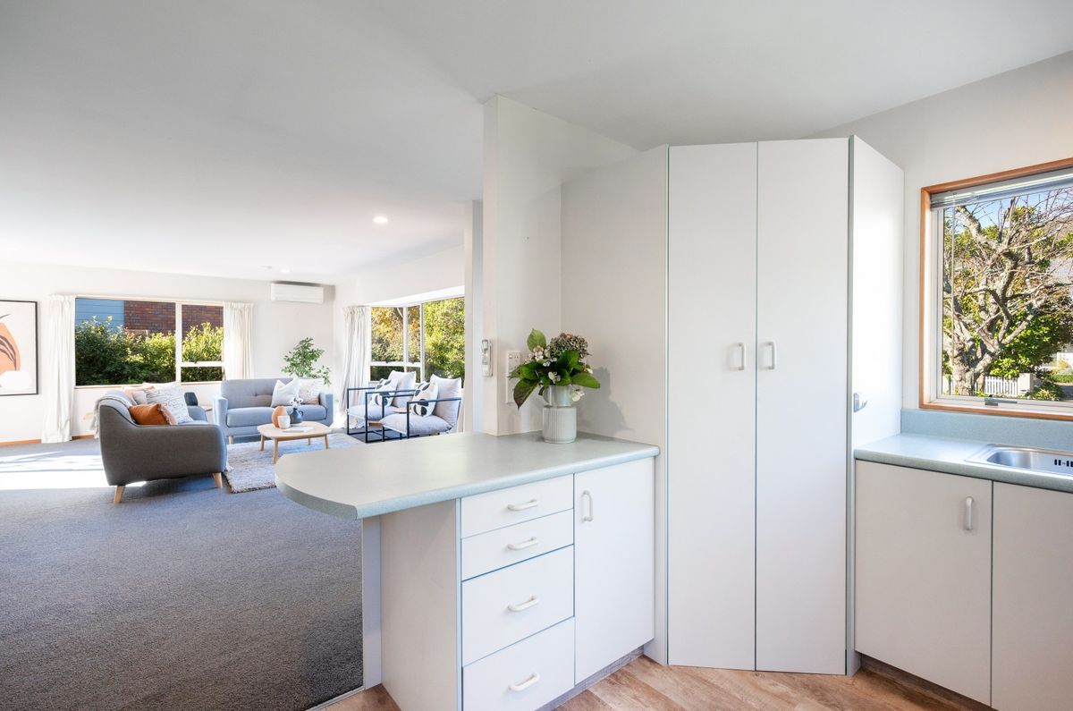 Sunny with Views, Superb Location, And Brick! - Ansicht 5