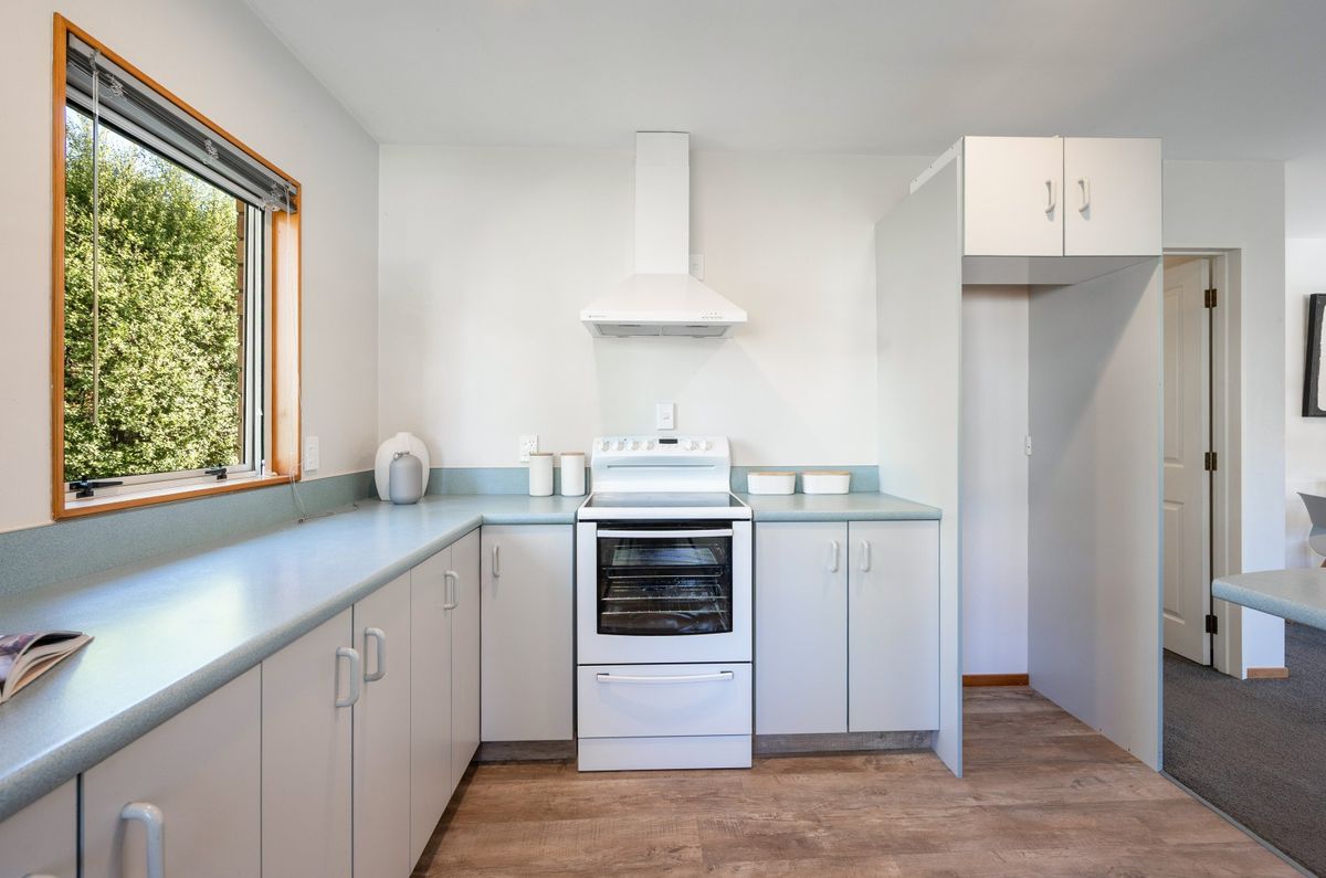 Sunny with Views, Superb Location, And Brick! - Ansicht 4