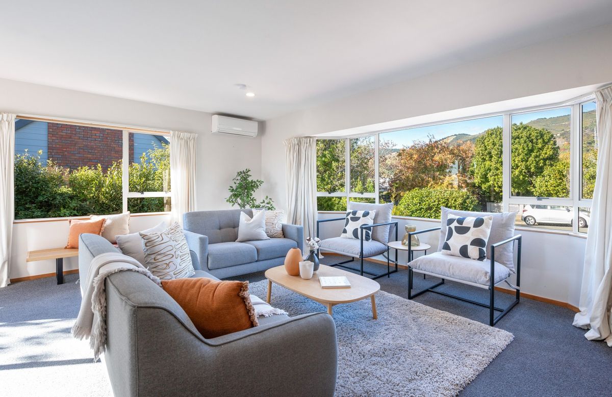 Sunny with Views, Superb Location, And Brick! - Mehr