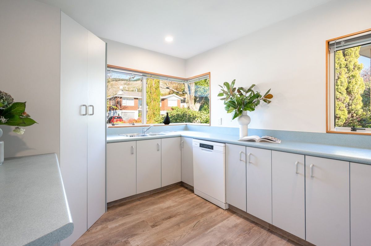 Sunny with Views, Superb Location, And Brick! - Ansicht 3