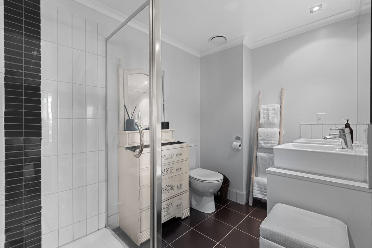 Available furnished or unfurnished! 12 month fixed term tenancy offered. - Więcej