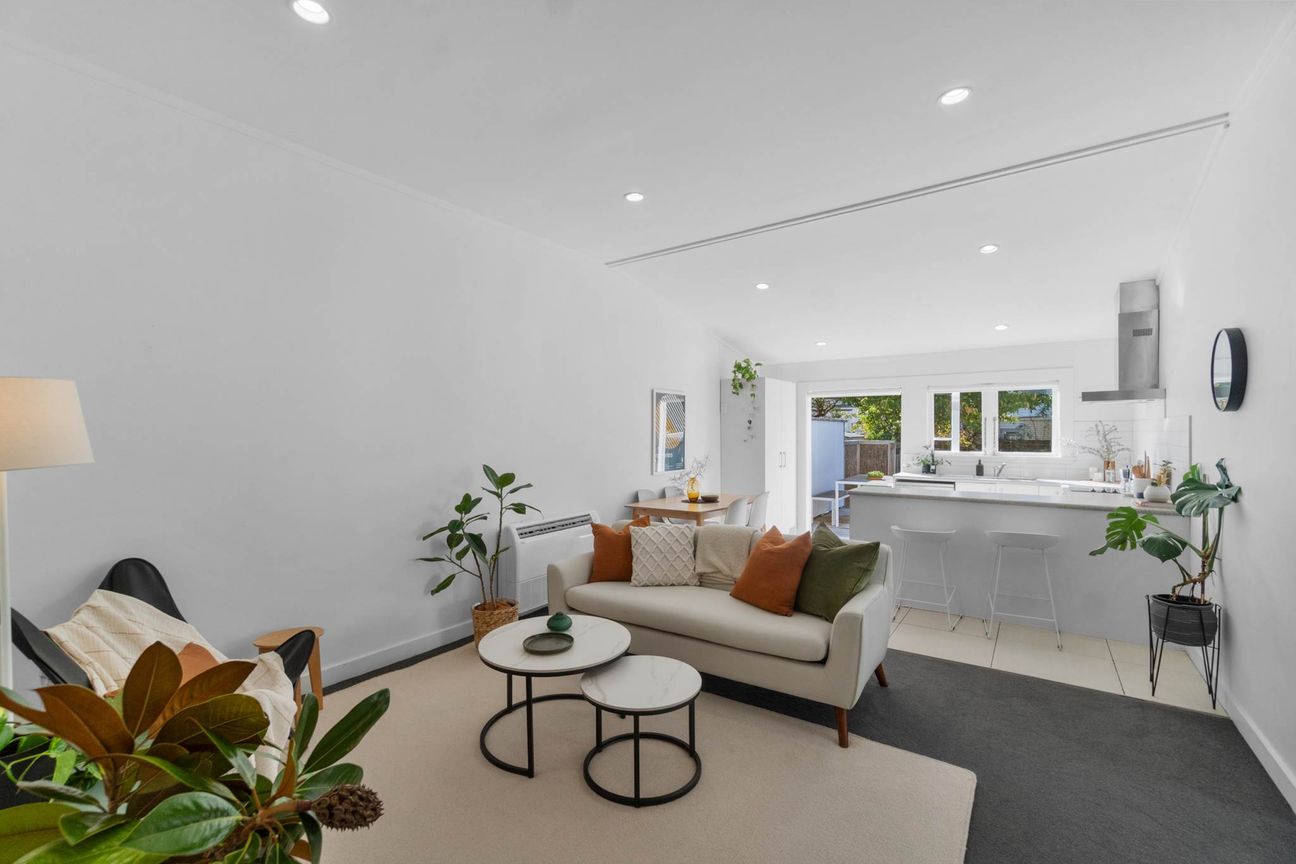 Home & Income in MAGS Zone -Price Reduced $355,000 - Mehr