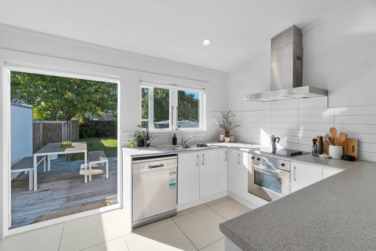 Home & Income in MAGS Zone -Price Reduced $355,000 - Ansicht 2