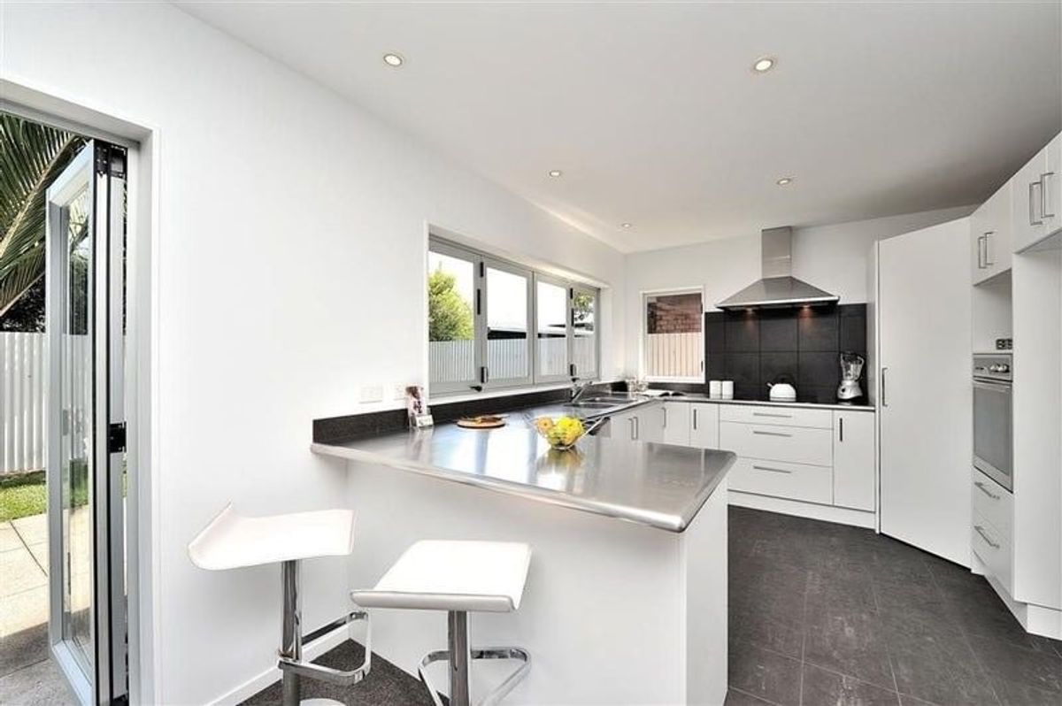 Spacious 6-Bedroom Family Home in Greenlane - Widok 6