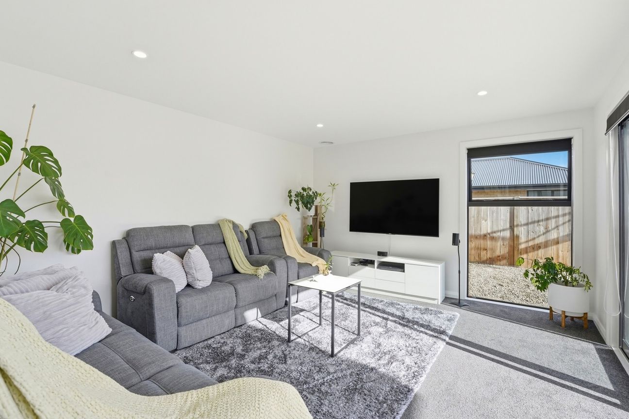 Modern Family Living with Great Outdoor Space - Widok 3