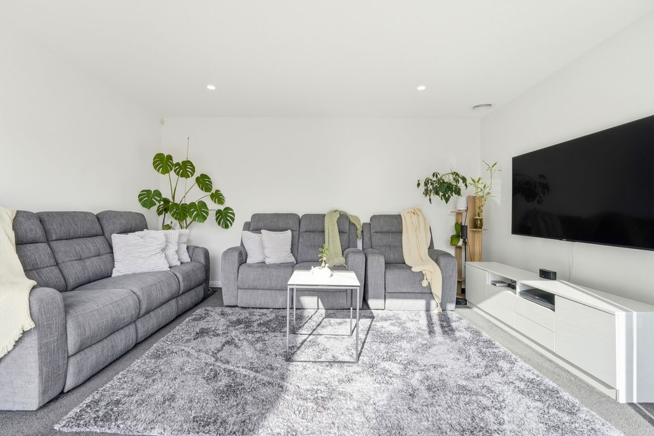 Modern Family Living with Great Outdoor Space - Widok 4