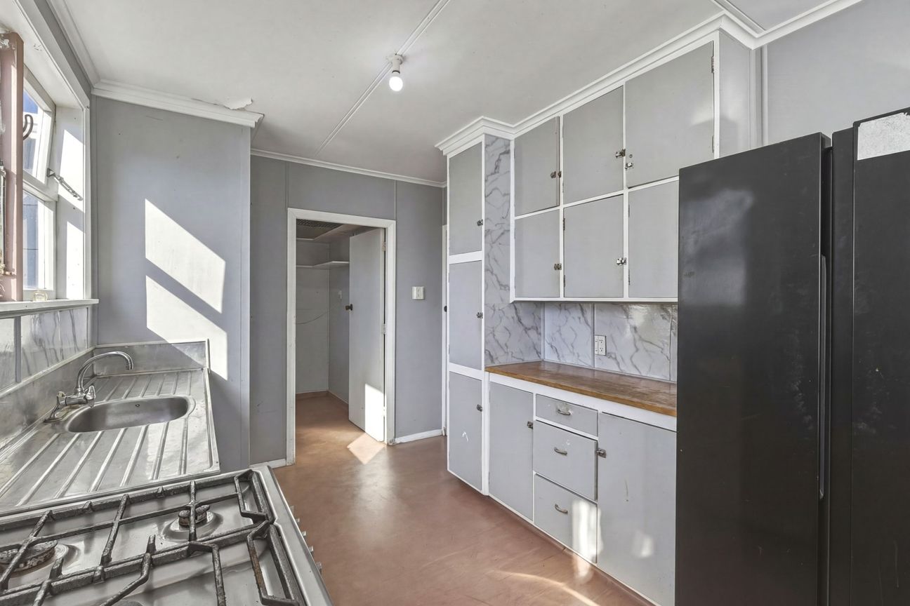 For the boys - garaging galore, endless potential! - Bild 6