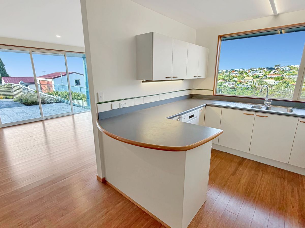 MT PLEASANT - THREE BEDROOM FAMILY HOME WITH A DOUBLE GARAGE - Ansicht 4