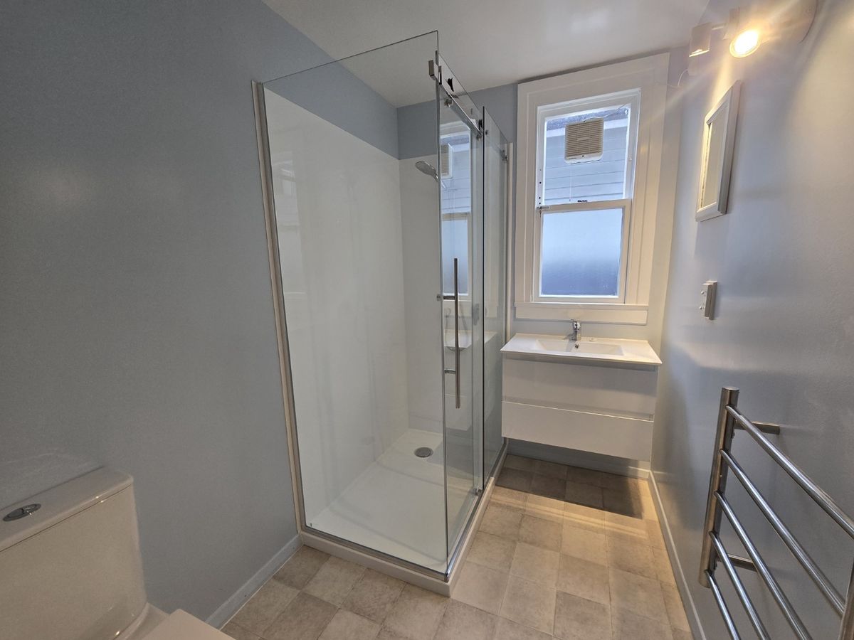 GORGEOUS TWO BEDROOM COTTAGE: – další