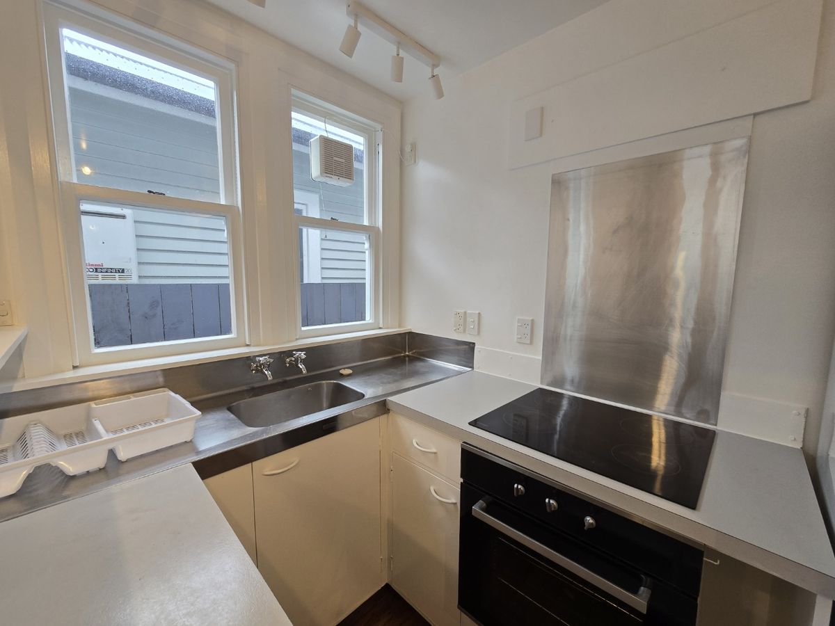 GORGEOUS TWO BEDROOM COTTAGE: – pohled 2