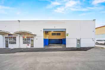 MODERN UNIT AVAILABLE - MAKE AN OFFER!
