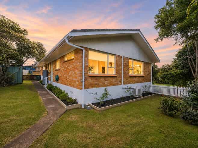2/14 Rowan Terrace, Te Atatu South