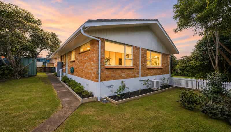 2/14 Rowan Terrace, Te Atatu South