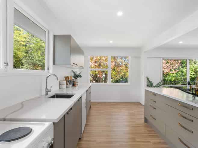 51 Cyclarama Crescent, Massey