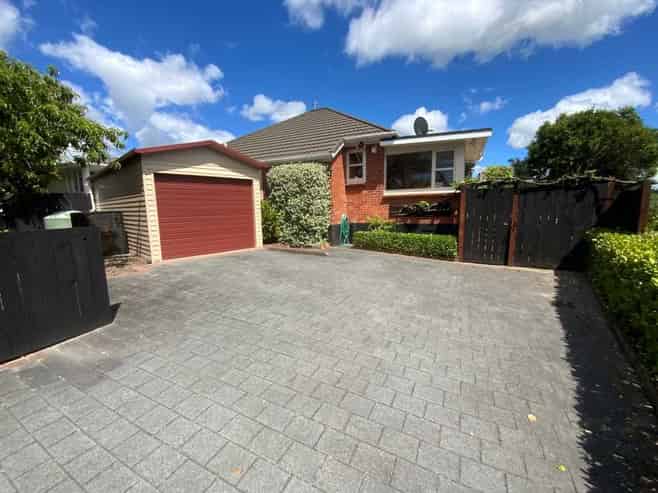 2/10  Neil Avenue, Te Atatu Peninsula