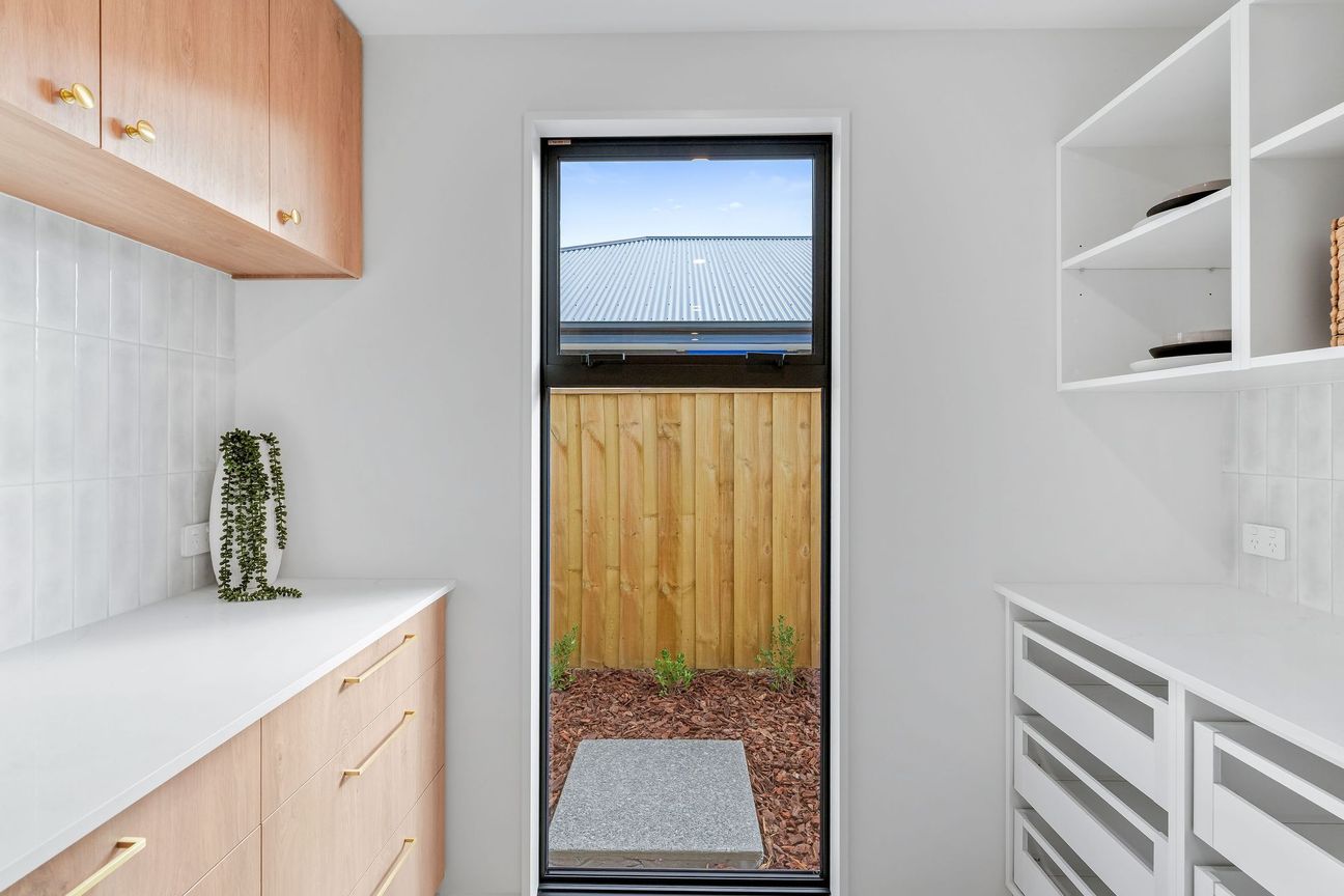 Premium New Build with Triple-Car Garaging – další