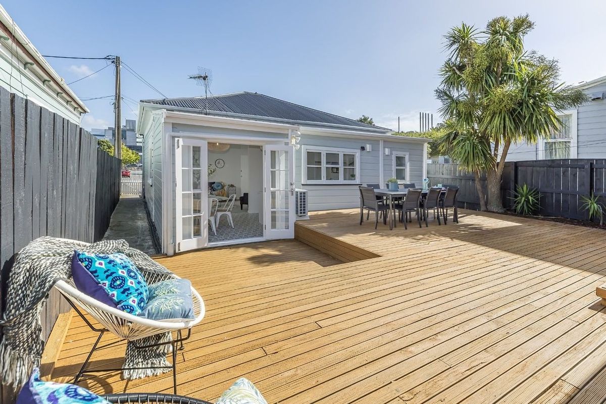 5 Bedroom House + Sleepout in Central Newtown, Newtown