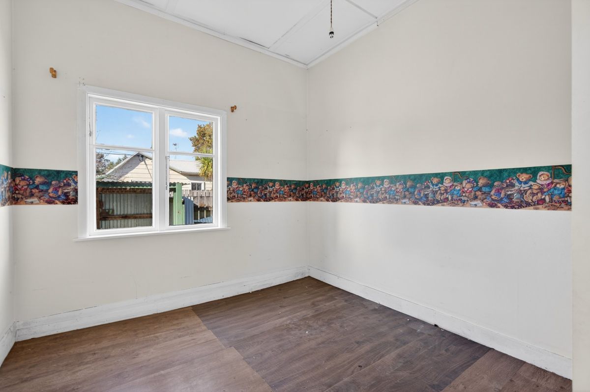Potential Beyond the Peeling Paint – pohled 5