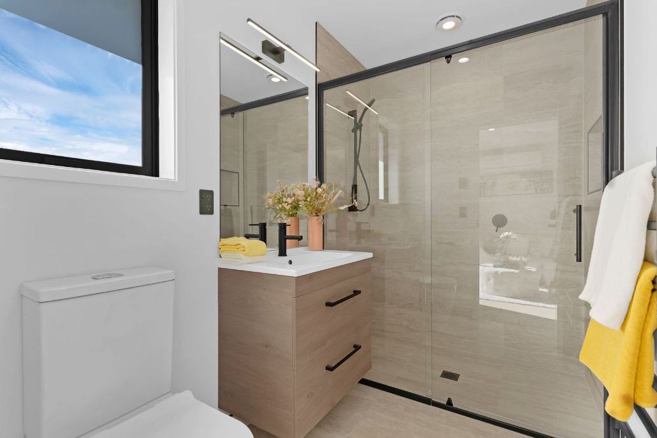 Brand New 5 Beds, 3 Baths, 2 Livings, 2 Kitchens – pohled 6