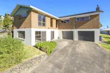 17 Upland Street, Brookfield