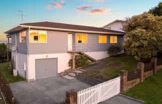 12 Raelene Place, Massey