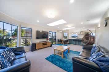 8 Peppertree Lane, Woodridge