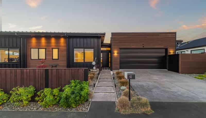 42 Selfe Crescent, Burwood