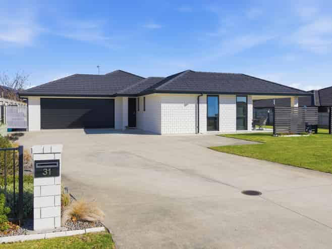 31 Honeyfield Drive, Whalers Gate