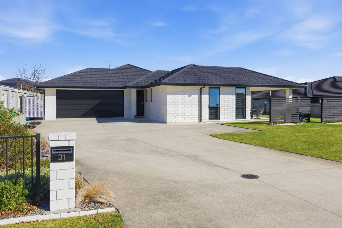 Immaculate Family Living in Whalers Gate