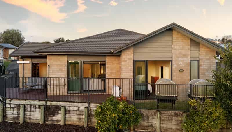 22 Pointon Glade, Grandview Heights