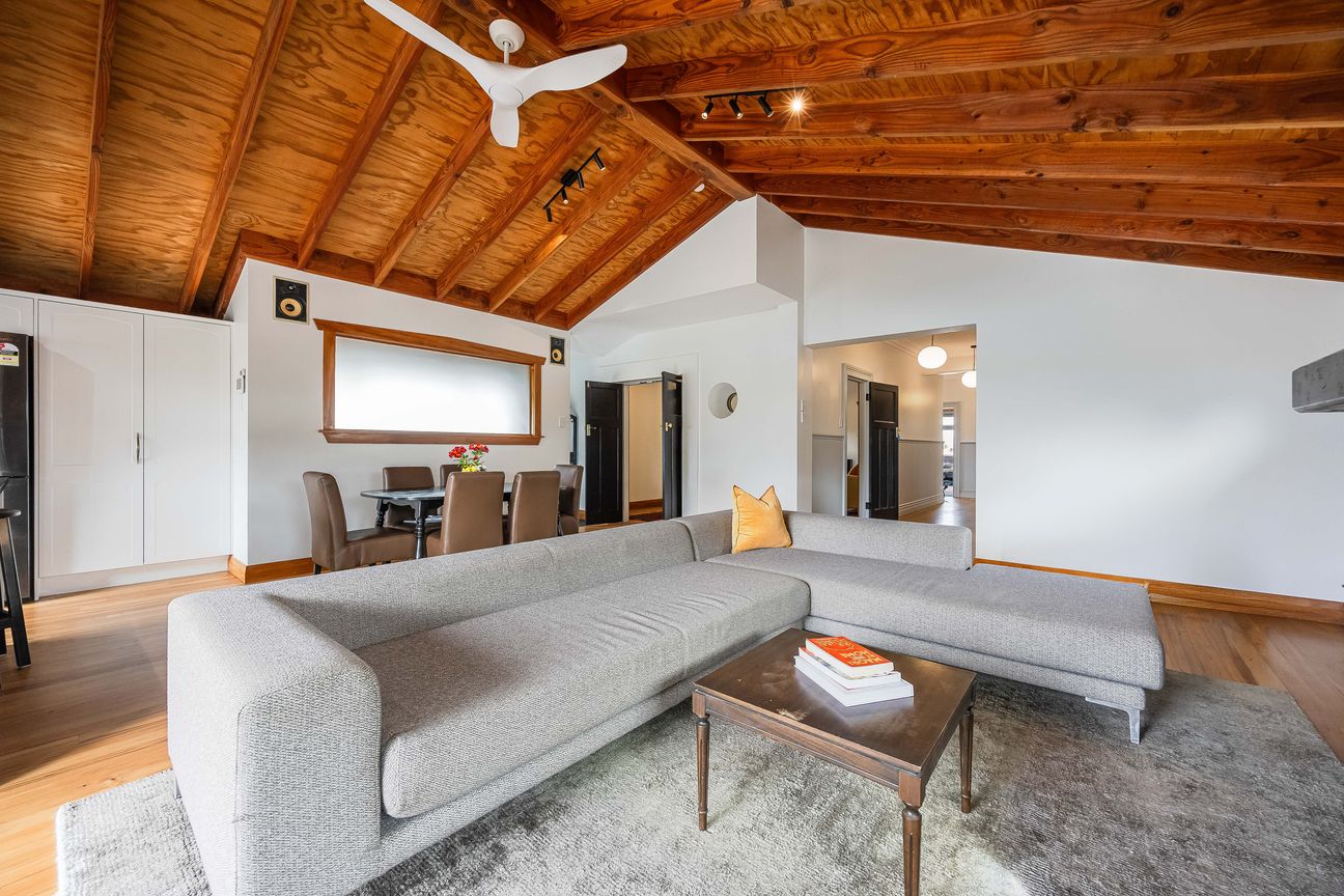 Private, Prestigious & Perfectly Positioned - Więcej