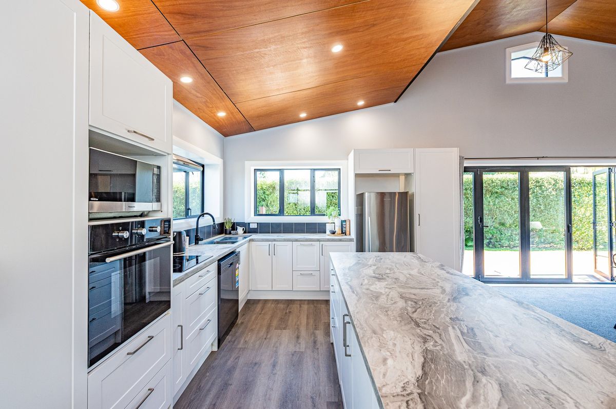 Bold barn-style living with an industrial edge – další