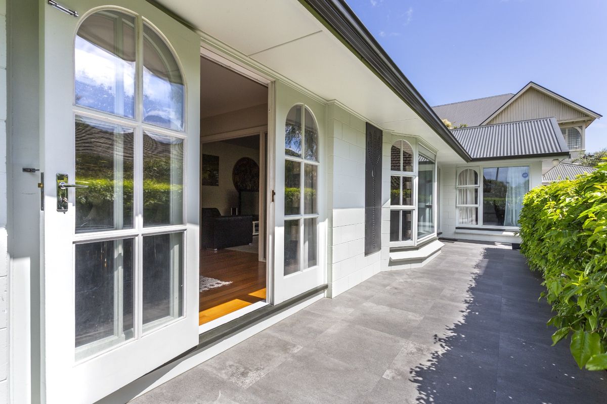 Executive home in great school zones!, Strowan
