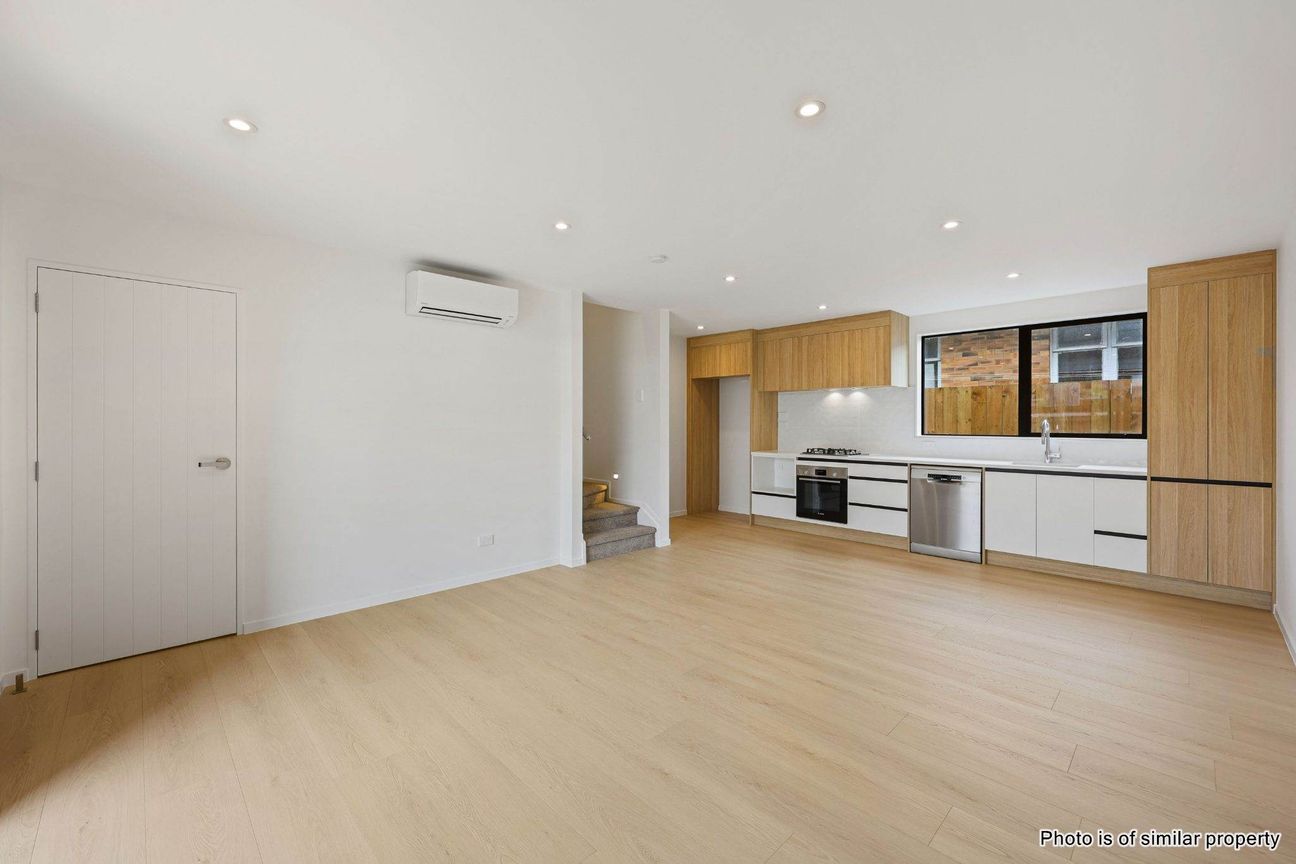 Stylish Brand-New Freehold Duplex - Mehr