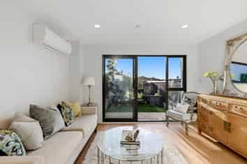 5/929-933 East Coast Road, Torbay